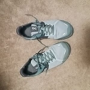Men's size 11.5 On cloud ace shoes